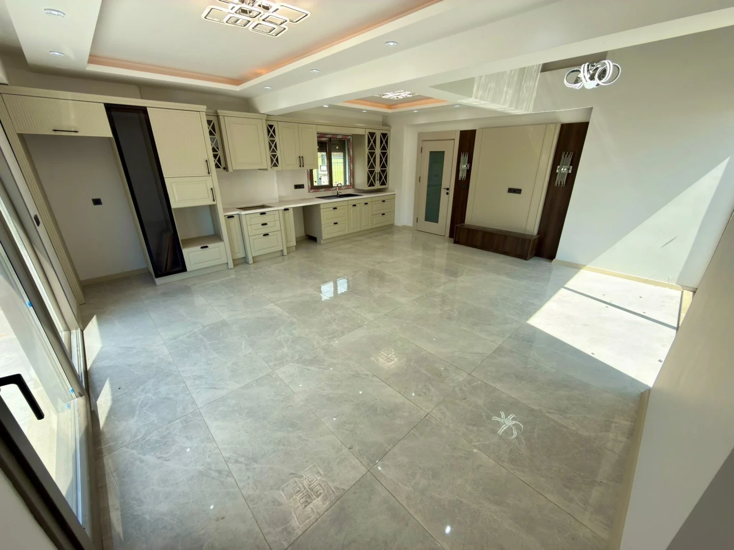 YÜKSELDEN AKÇAYDA 600 M2 TAM BAĞIMSIZ ARSA HAVUZLU 3+1 VİLLA