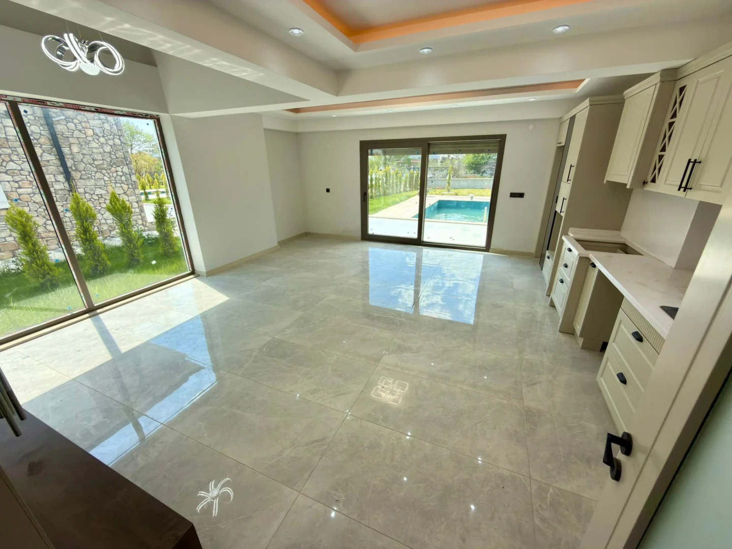 YÜKSELDEN AKÇAYDA 600 M2 TAM BAĞIMSIZ ARSA HAVUZLU 3+1 VİLLA
