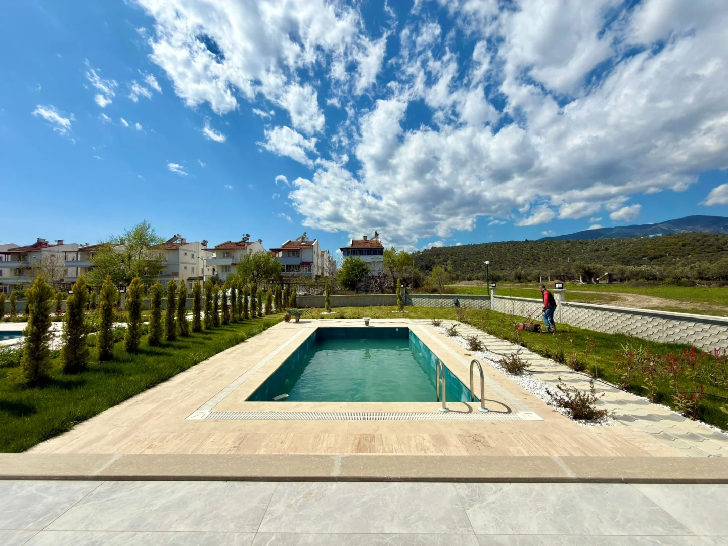 YÜKSELDEN AKÇAYDA 600 M2 TAM BAĞIMSIZ ARSA HAVUZLU 3+1 VİLLA