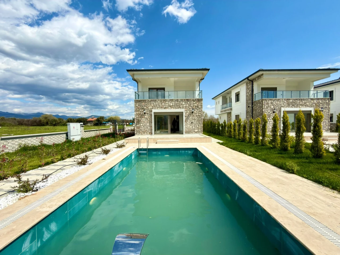YÜKSELDEN AKÇAYDA 600 M2 TAM BAĞIMSIZ ARSA HAVUZLU 3+1 VİLLA