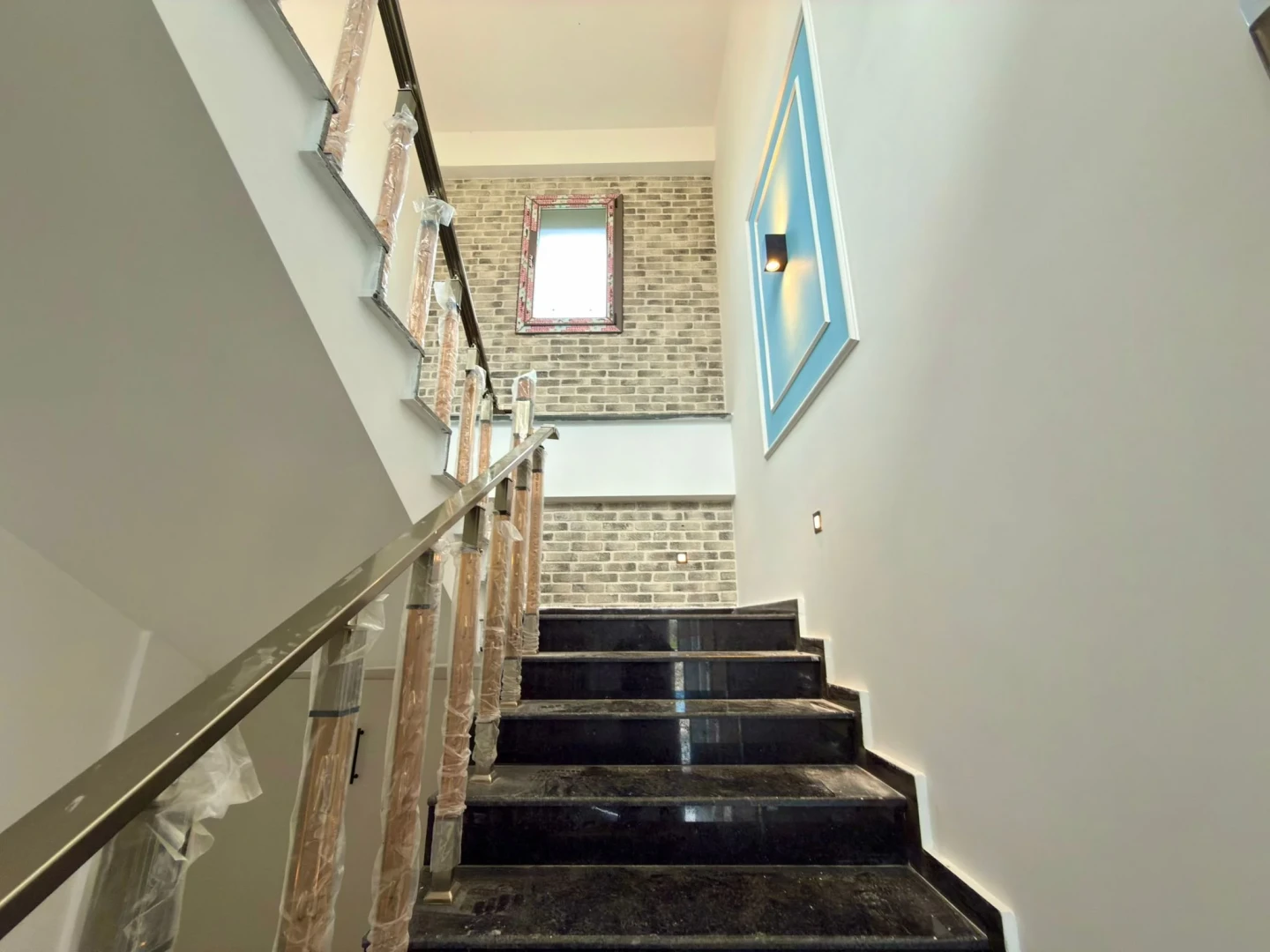 YÜKSELDEN AKÇAYDA 600 M2 TAM BAĞIMSIZ ARSA HAVUZLU 3+1 VİLLA