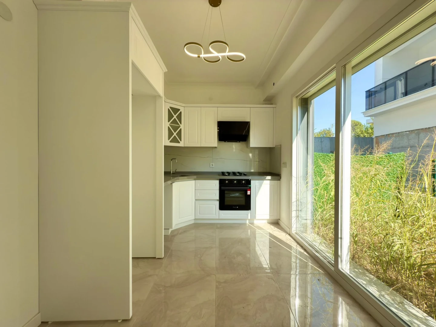 YÜKSELDEN GÜREDE EŞSİZ ÇAY MANZARASI İLE ULTRA LÜKS GENİŞ VİLLA