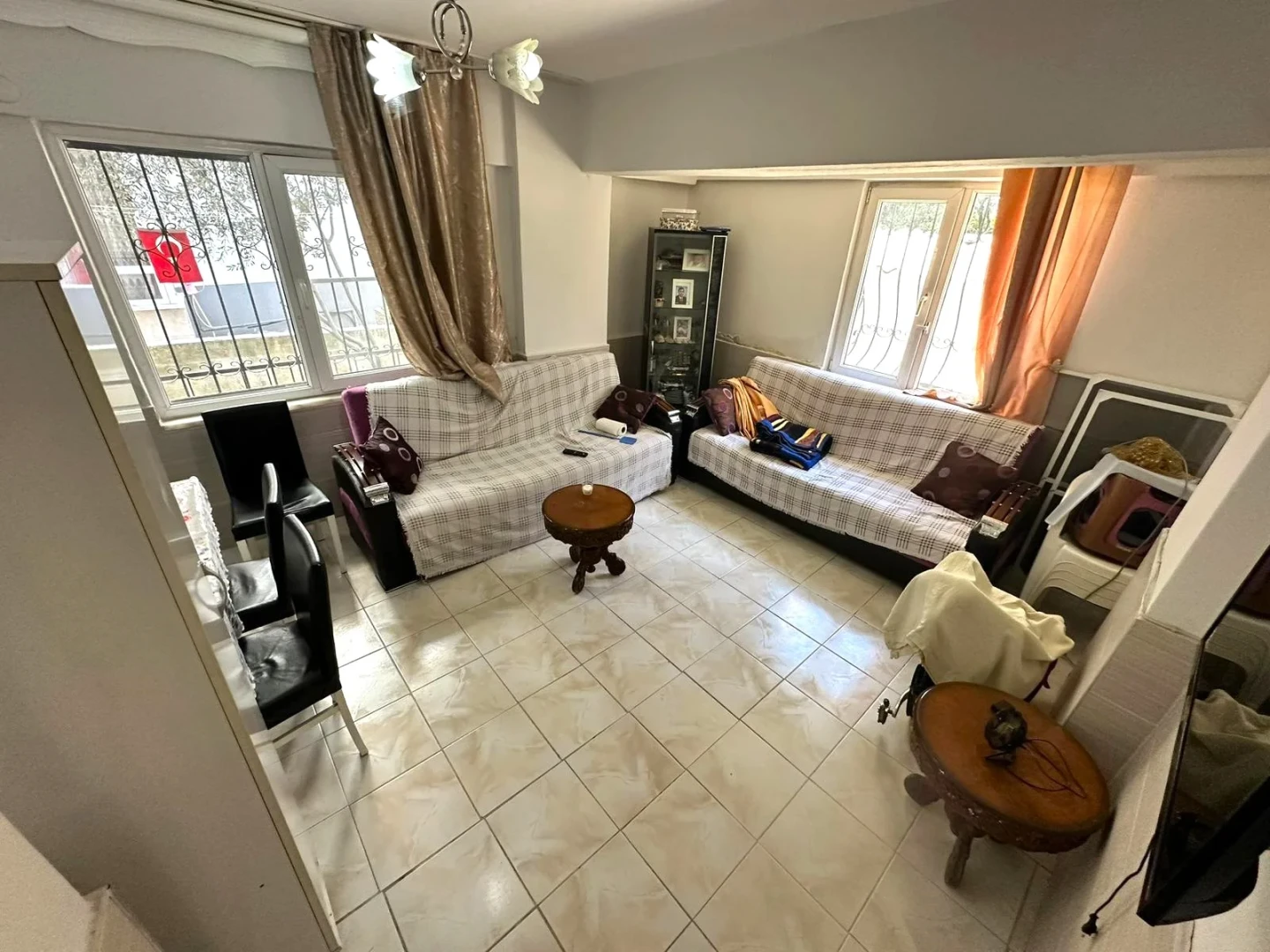 YÜKSELDEN AKÇAY MERKEZDE BAHÇE KULLANIMLI DENİZE 200mt 2+1 DAİRE