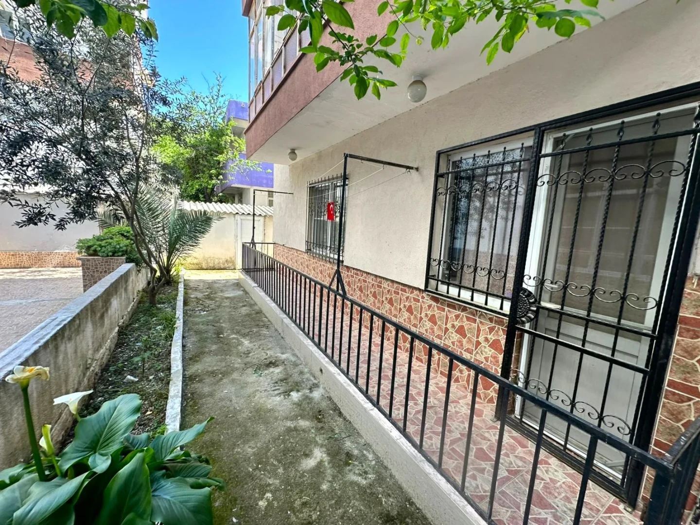 YÜKSELDEN AKÇAY MERKEZDE BAHÇE KULLANIMLI DENİZE 200mt 2+1 DAİRE