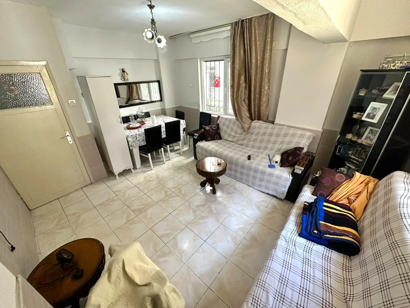 YÜKSELDEN AKÇAY MERKEZDE BAHÇE KULLANIMLI DENİZE 200mt 2+1 DAİRE