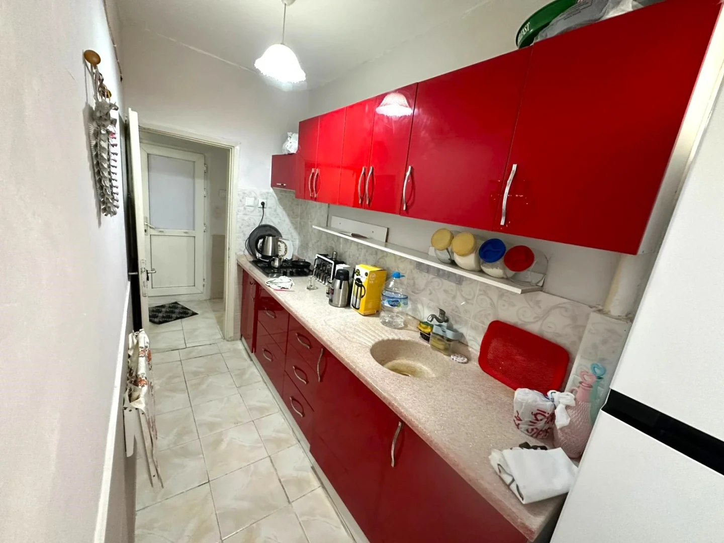 YÜKSELDEN AKÇAY MERKEZDE BAHÇE KULLANIMLI DENİZE 200mt 2+1 DAİRE