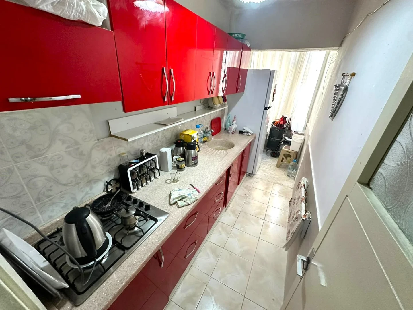 YÜKSELDEN AKÇAY MERKEZDE BAHÇE KULLANIMLI DENİZE 200mt 2+1 DAİRE