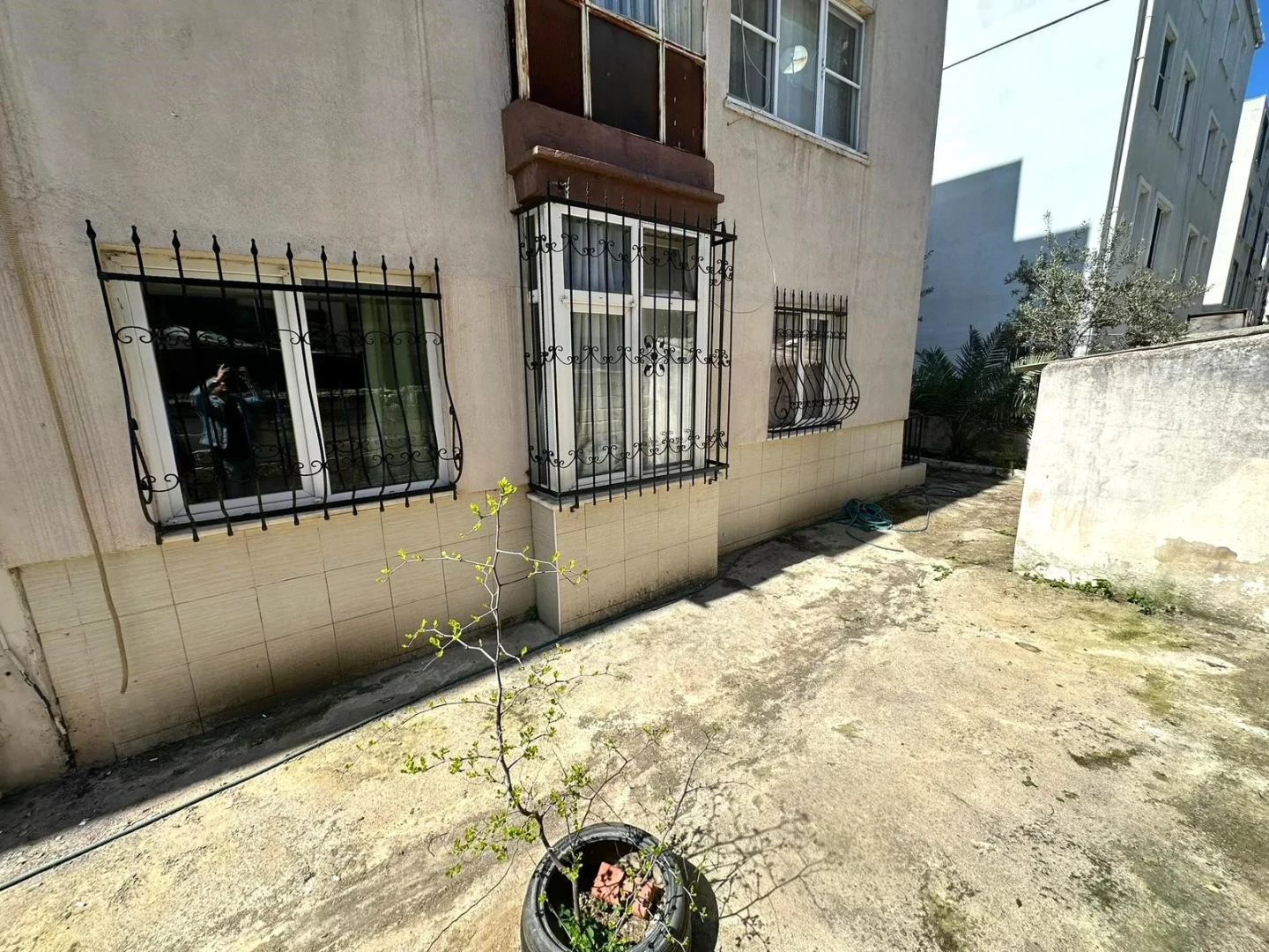 YÜKSELDEN AKÇAY MERKEZDE BAHÇE KULLANIMLI DENİZE 200mt 2+1 DAİRE
