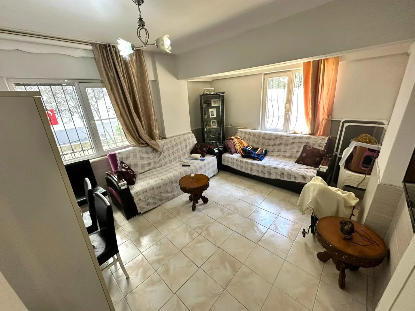 YÜKSELDEN AKÇAY MERKEZDE BAHÇE KULLANIMLI DENİZE 200mt 2+1 DAİRE