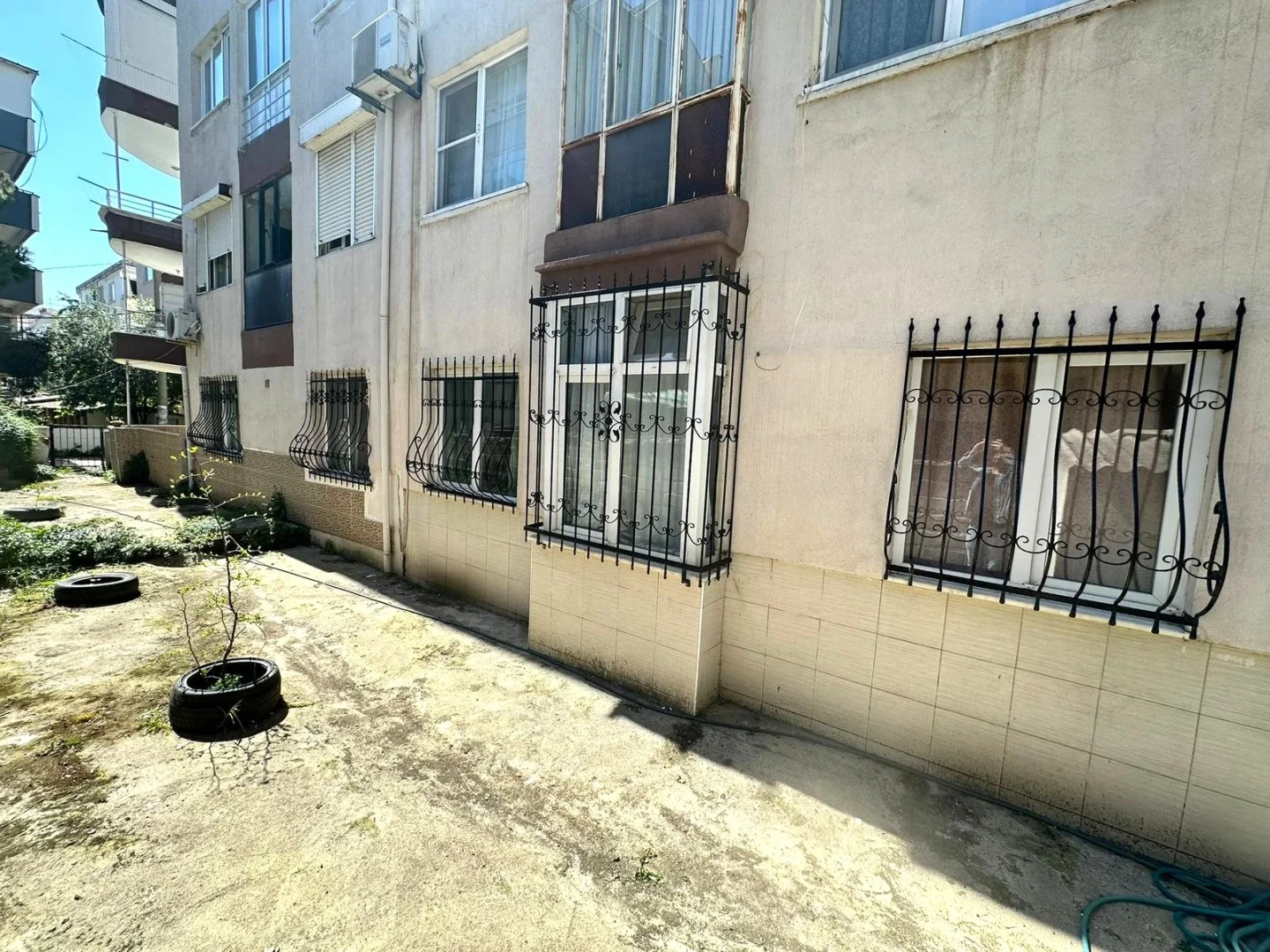 YÜKSELDEN AKÇAY MERKEZDE BAHÇE KULLANIMLI DENİZE 200mt 2+1 DAİRE