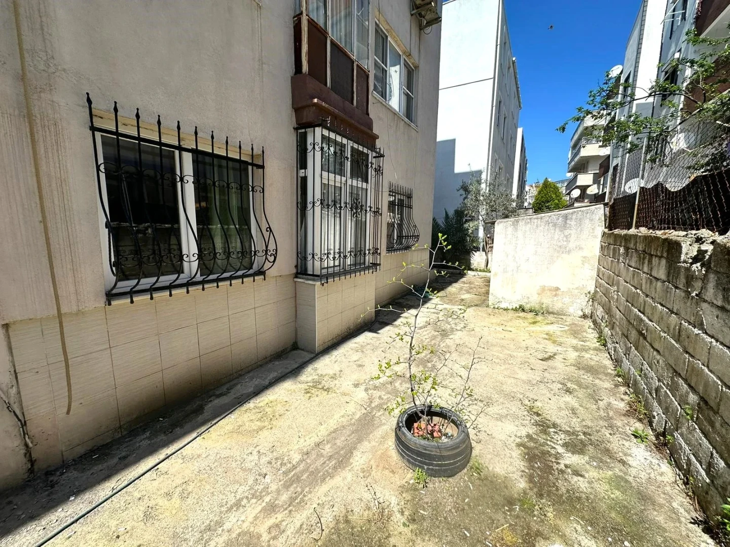 YÜKSELDEN AKÇAY MERKEZDE BAHÇE KULLANIMLI DENİZE 200mt 2+1 DAİRE
