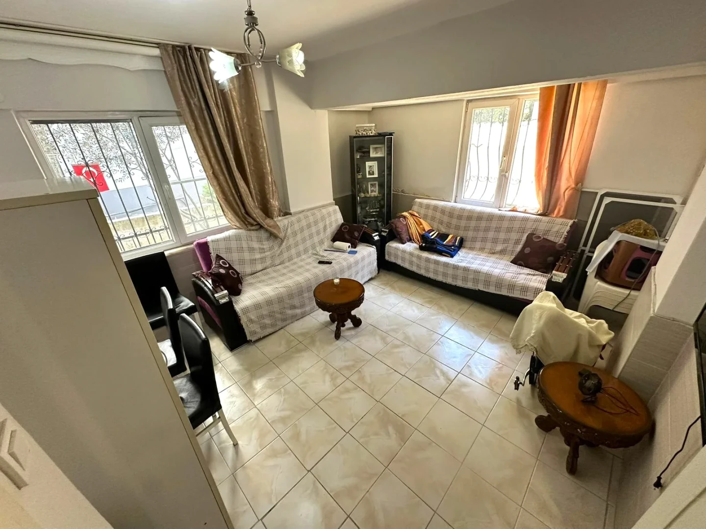 YÜKSELDEN AKÇAY MERKEZDE BAHÇE KULLANIMLI DENİZE 200mt 2+1 DAİRE