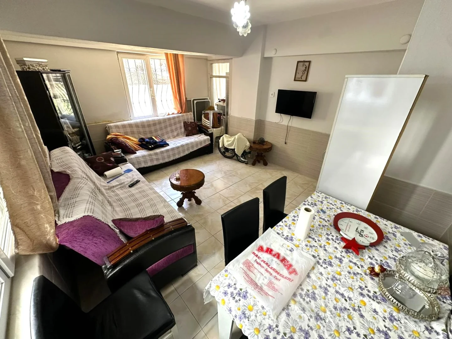 YÜKSELDEN AKÇAY MERKEZDE BAHÇE KULLANIMLI DENİZE 200mt 2+1 DAİRE