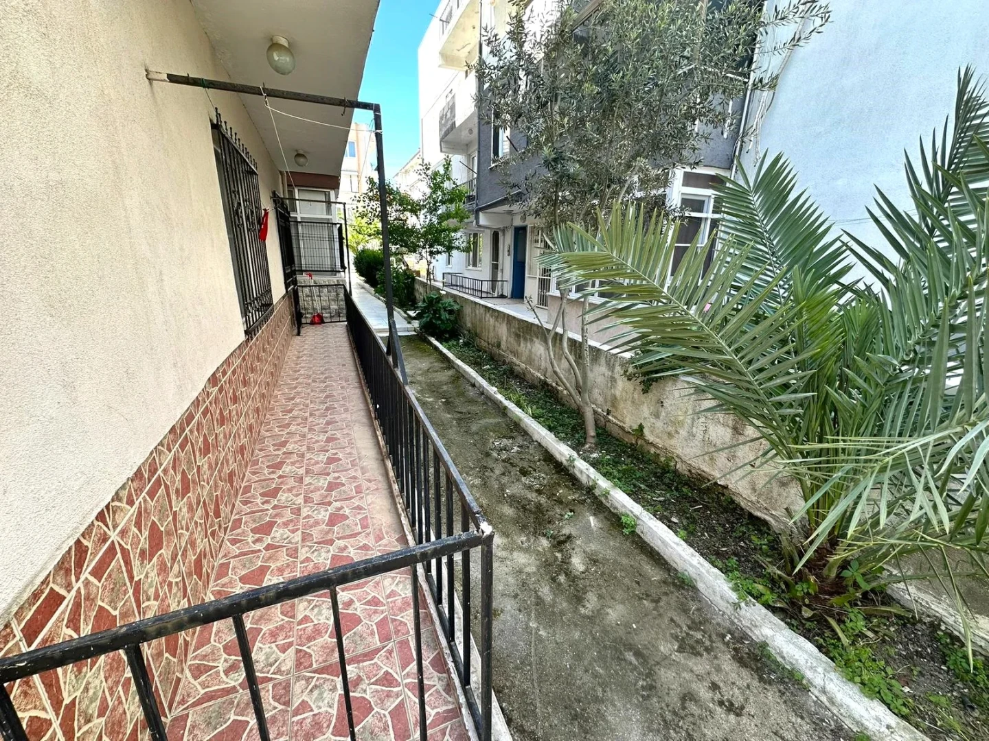 YÜKSELDEN AKÇAY MERKEZDE BAHÇE KULLANIMLI DENİZE 200mt 2+1 DAİRE