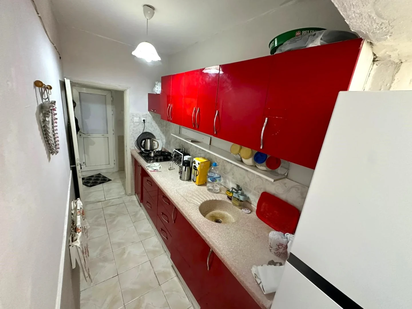 YÜKSELDEN AKÇAY MERKEZDE BAHÇE KULLANIMLI DENİZE 200mt 2+1 DAİRE