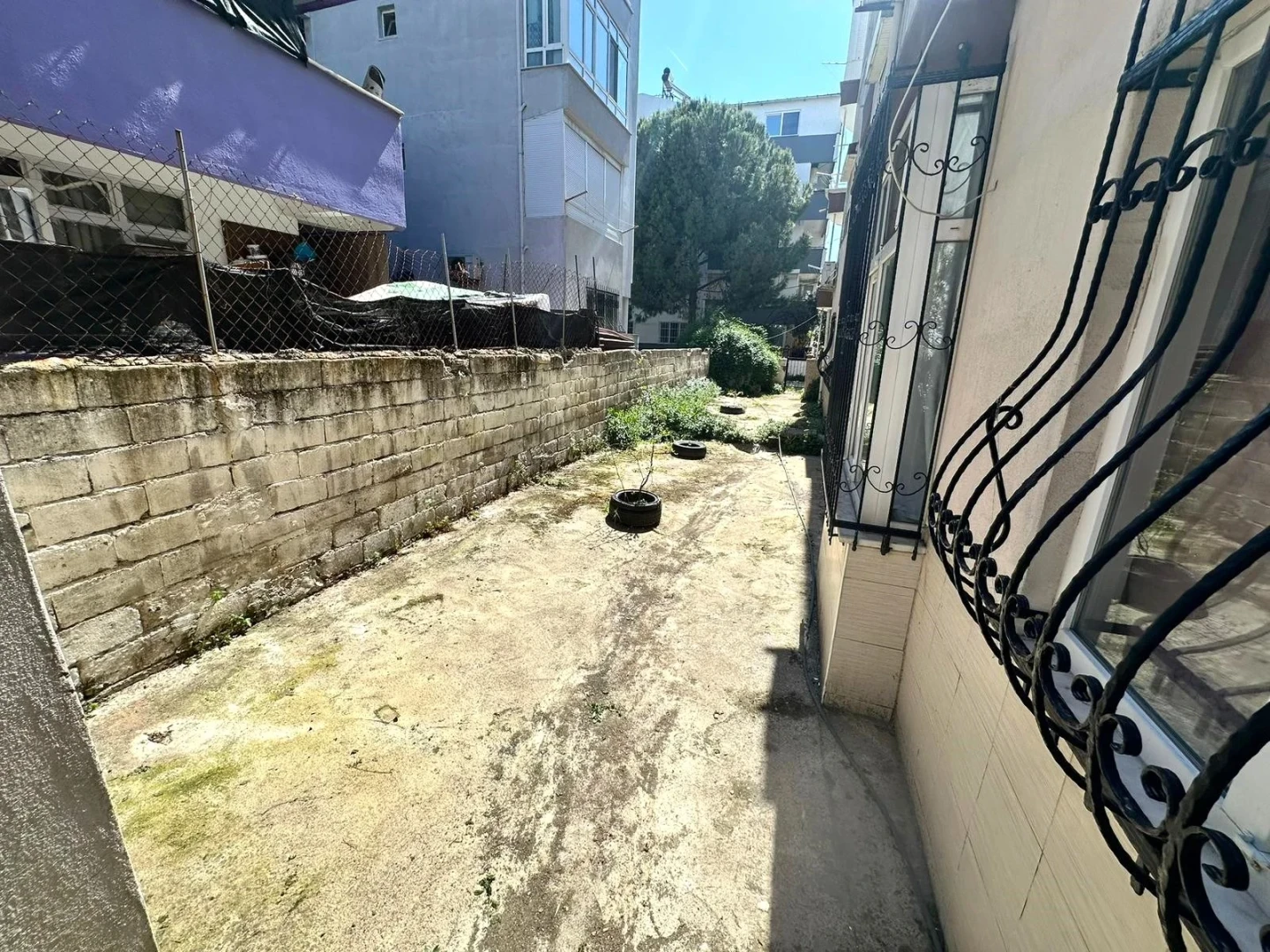YÜKSELDEN AKÇAY MERKEZDE BAHÇE KULLANIMLI DENİZE 200mt 2+1 DAİRE