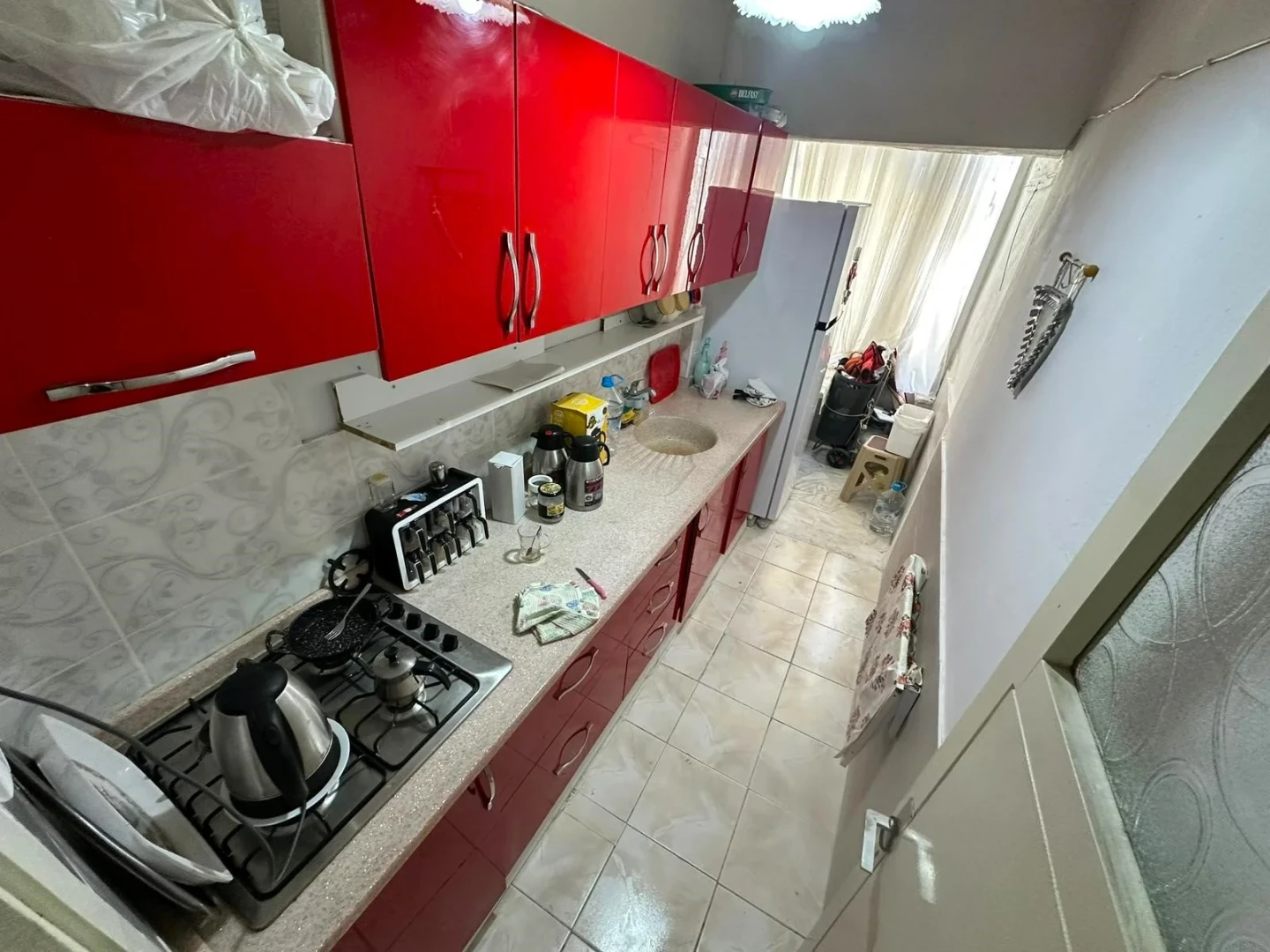 YÜKSELDEN AKÇAY MERKEZDE BAHÇE KULLANIMLI DENİZE 200mt 2+1 DAİRE