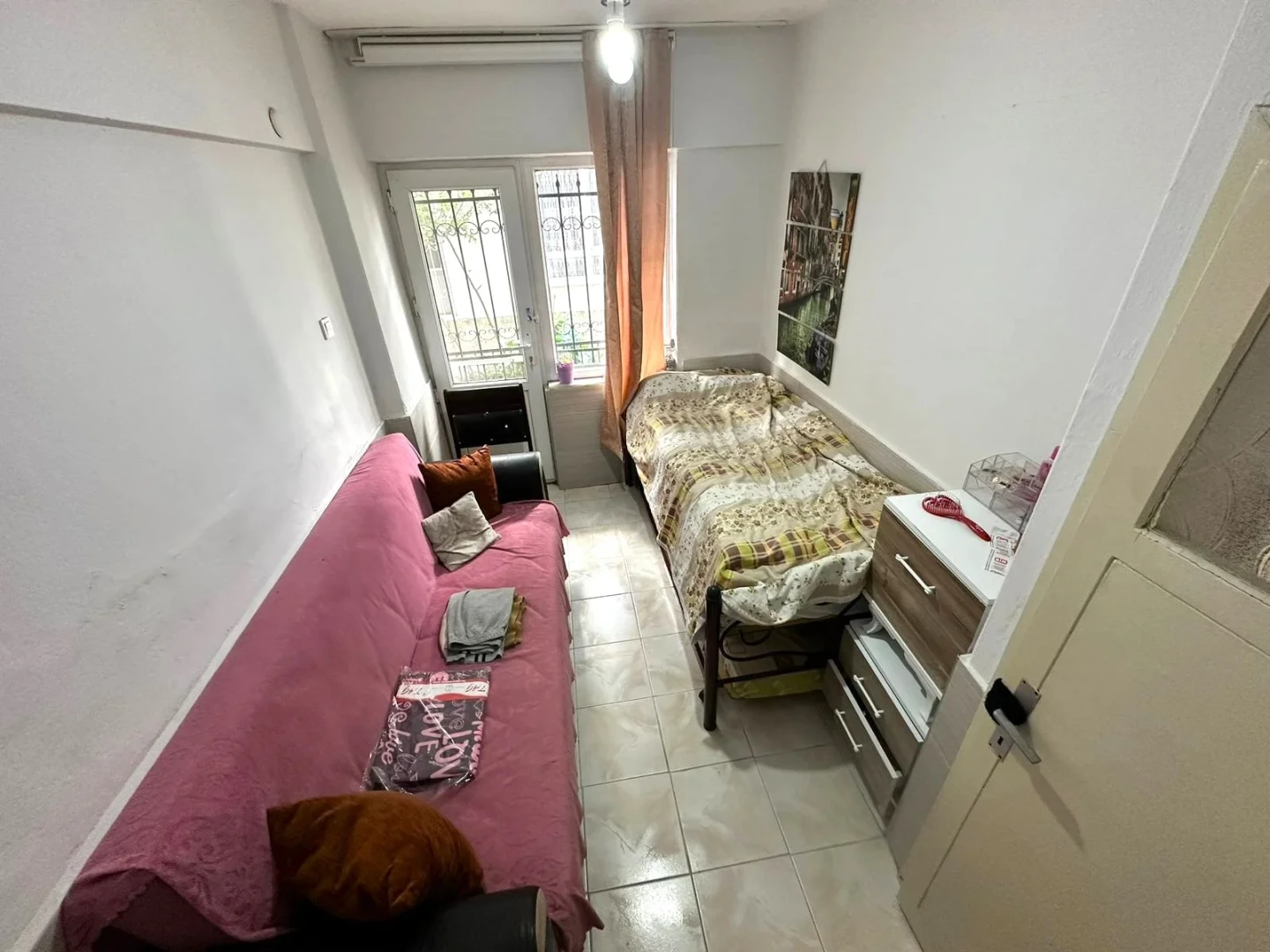 YÜKSELDEN AKÇAY MERKEZDE BAHÇE KULLANIMLI DENİZE 200mt 2+1 DAİRE