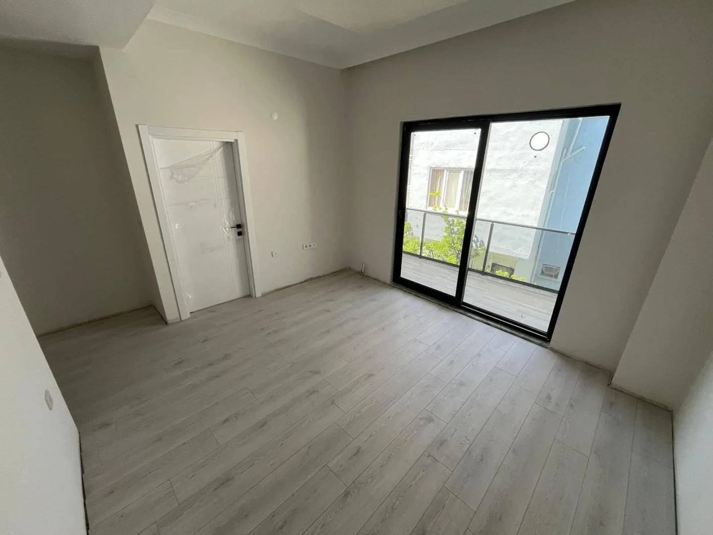 YÜKSELDEN FIRSAT! AKÇAYDA SIFIR BİNADA GENİŞ M2 LÜKS SATILIK 1+1