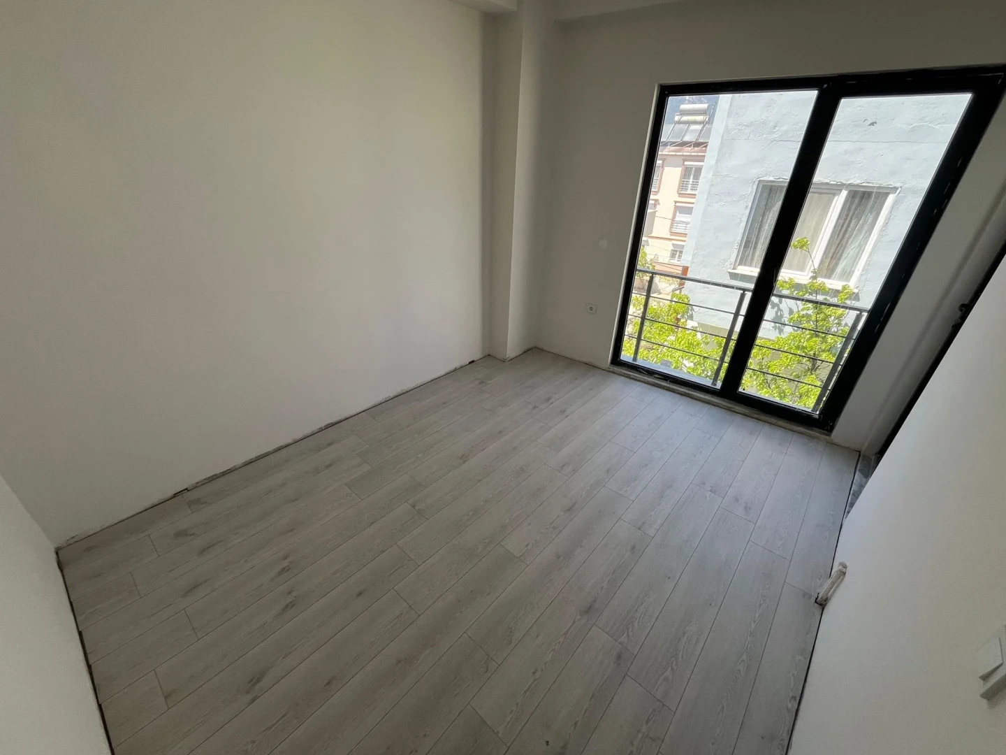 YÜKSELDEN FIRSAT! AKÇAYDA SIFIR BİNADA GENİŞ M2 LÜKS SATILIK 1+1