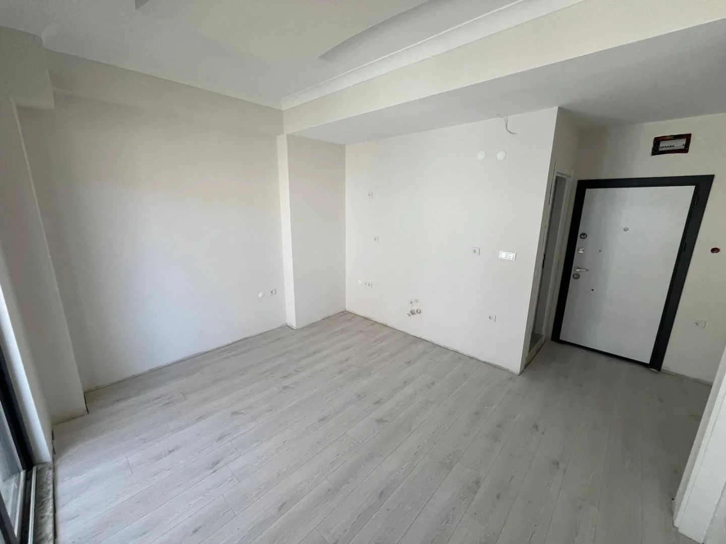 YÜKSELDEN FIRSAT! AKÇAYDA SIFIR BİNADA GENİŞ M2 LÜKS SATILIK 1+1