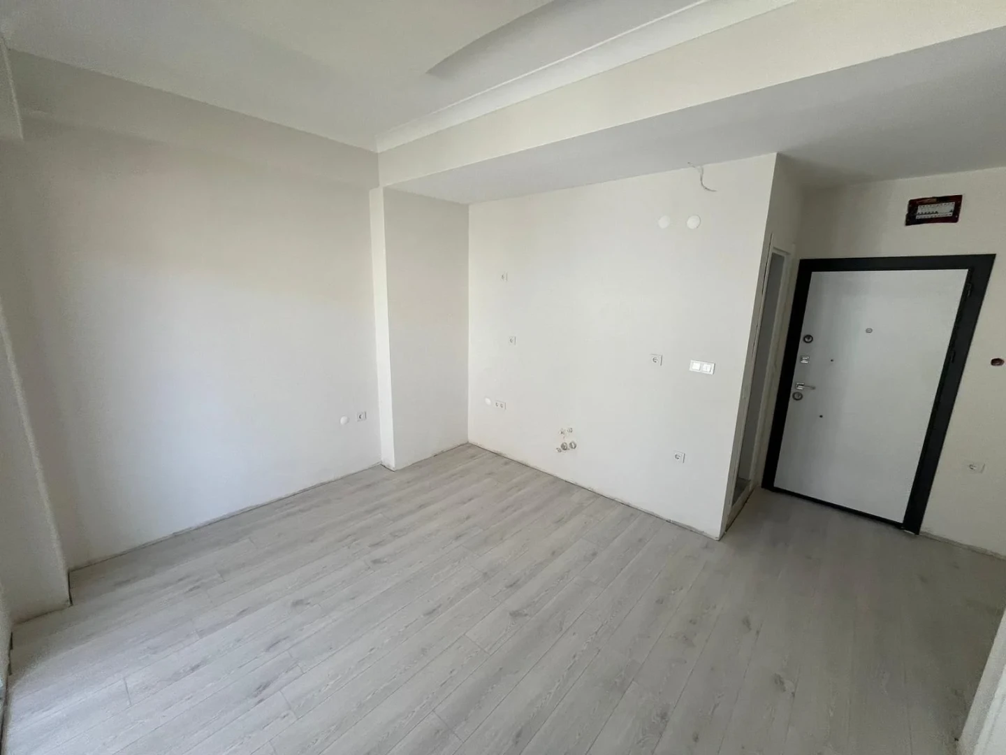 YÜKSELDEN FIRSAT! AKÇAYDA SIFIR BİNADA GENİŞ M2 LÜKS SATILIK 1+1