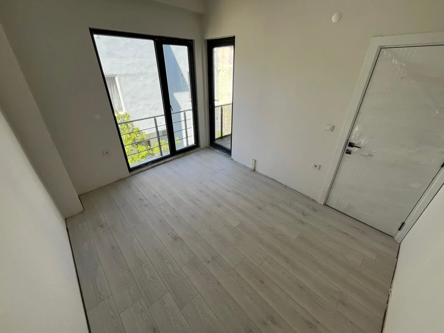 YÜKSELDEN FIRSAT! AKÇAYDA SIFIR BİNADA GENİŞ M2 LÜKS SATILIK 1+1