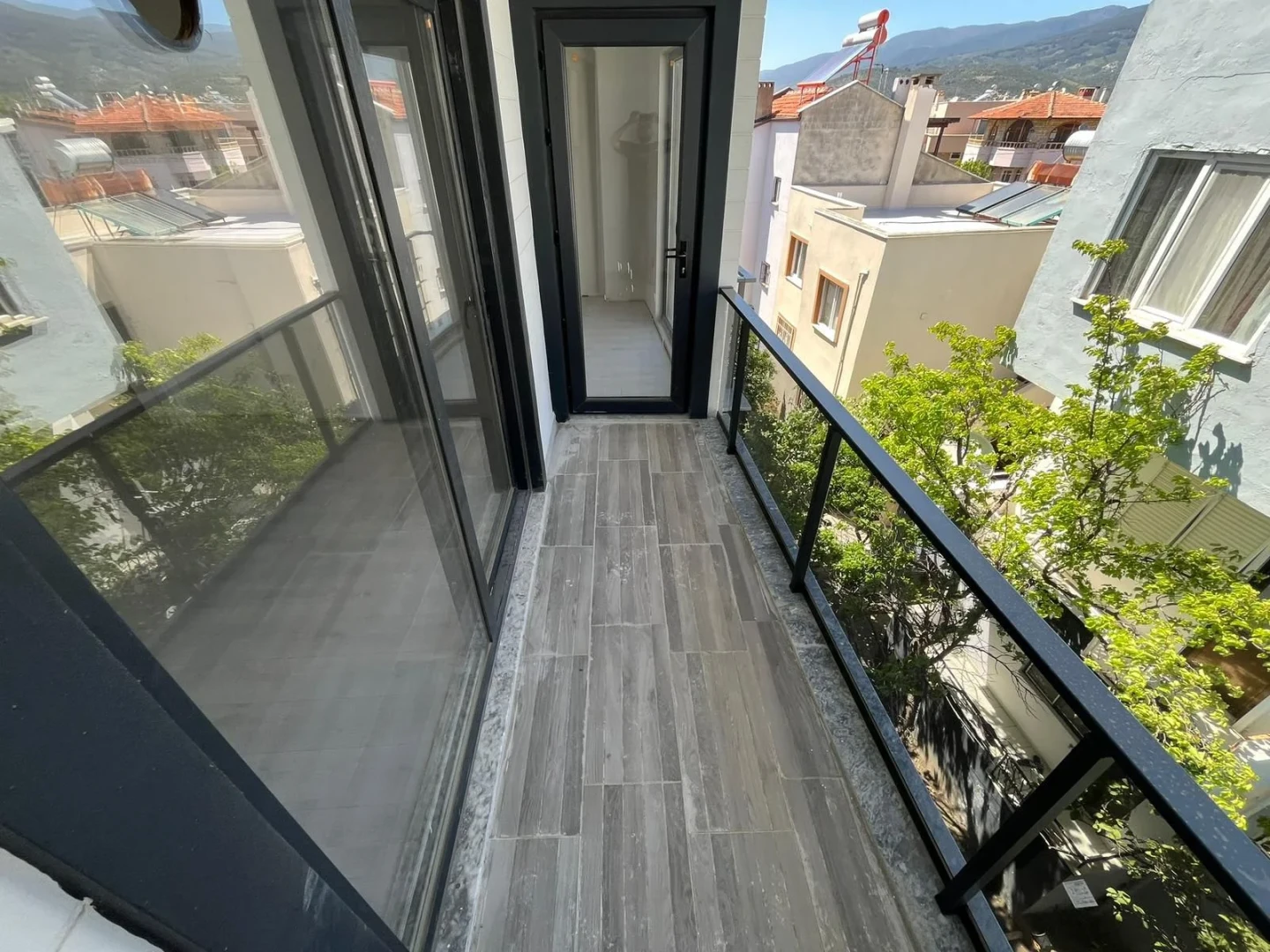 YÜKSELDEN FIRSAT! AKÇAYDA SIFIR BİNADA GENİŞ M2 LÜKS SATILIK 1+1