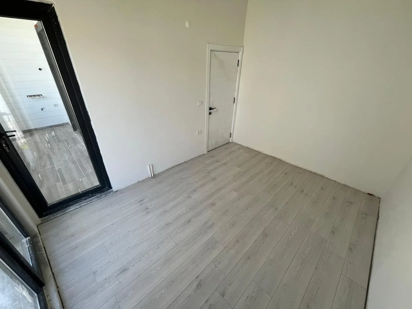YÜKSELDEN FIRSAT! AKÇAYDA SIFIR BİNADA GENİŞ M2 LÜKS SATILIK 1+1