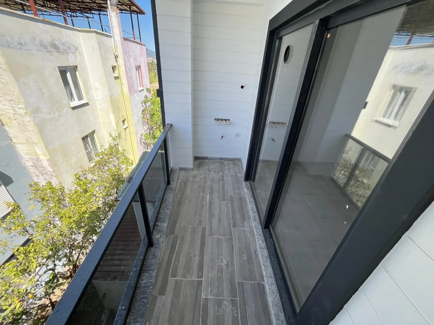 YÜKSELDEN FIRSAT! AKÇAYDA SIFIR BİNADA GENİŞ M2 LÜKS SATILIK 1+1