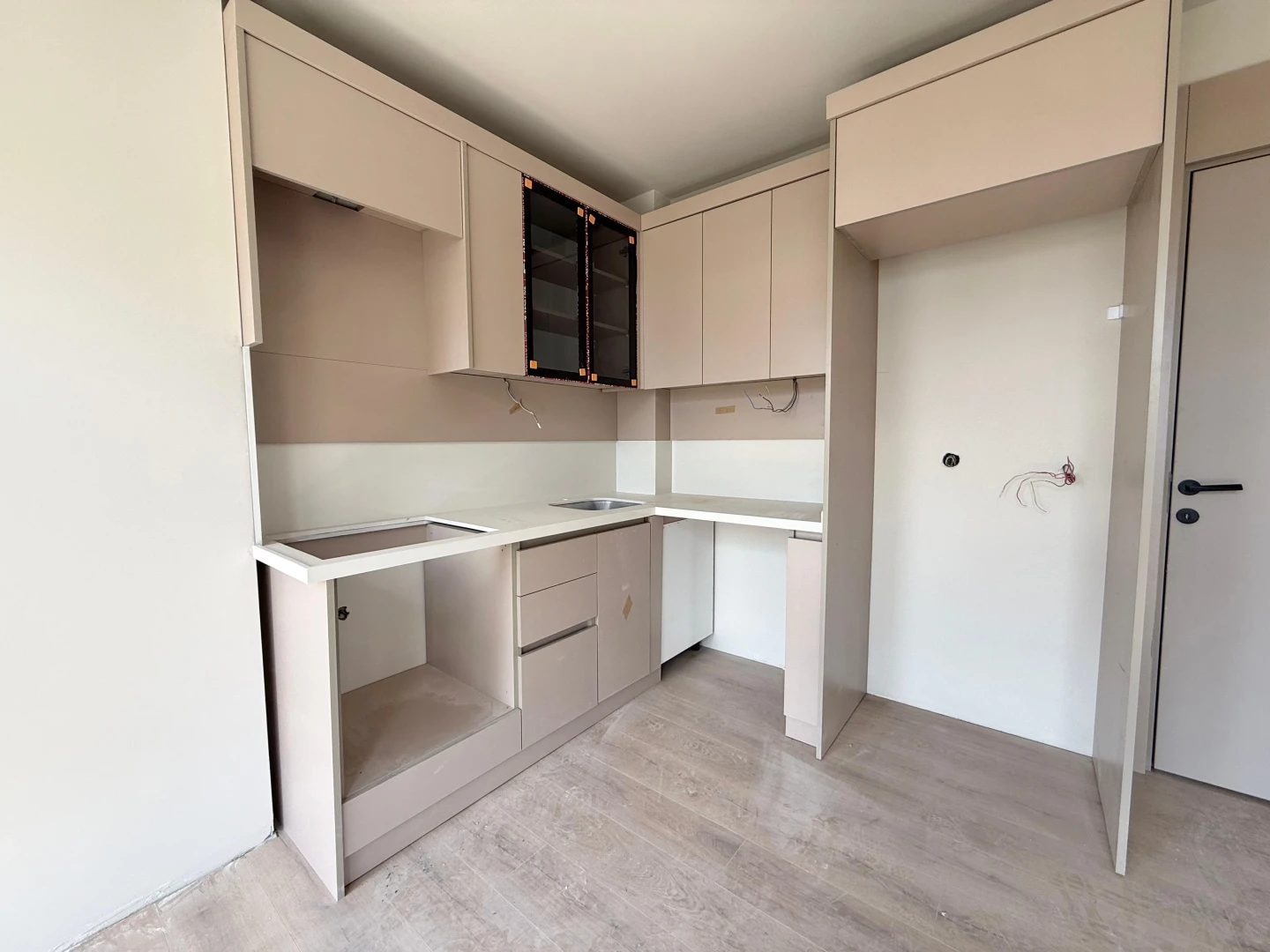 彡YÜKSEL'DEN KADIKÖY'DE ARAKAT LÜKS İŞÇİLİK 1+1 SIFIR DAİRE彡