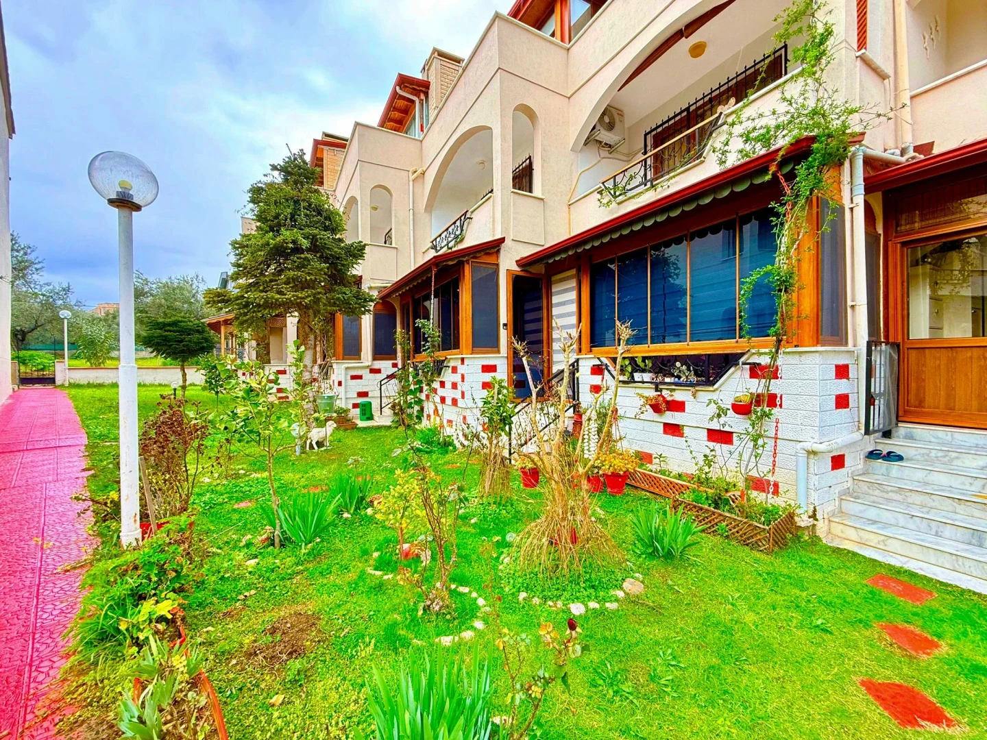 YÜKSELDEN GÜREDE DENİZE 500 METRE FUL BAKIMLI ŞÖMİNELİ 4+1 VİLLA
