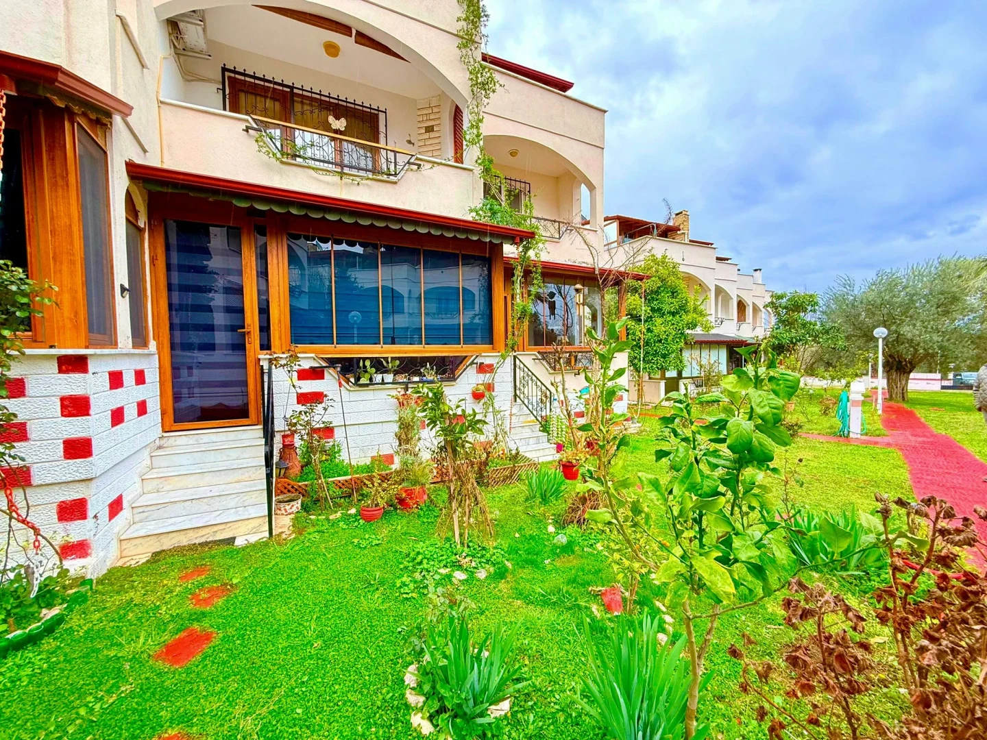 YÜKSELDEN GÜREDE DENİZE 500 METRE FUL BAKIMLI ŞÖMİNELİ 4+1 VİLLA