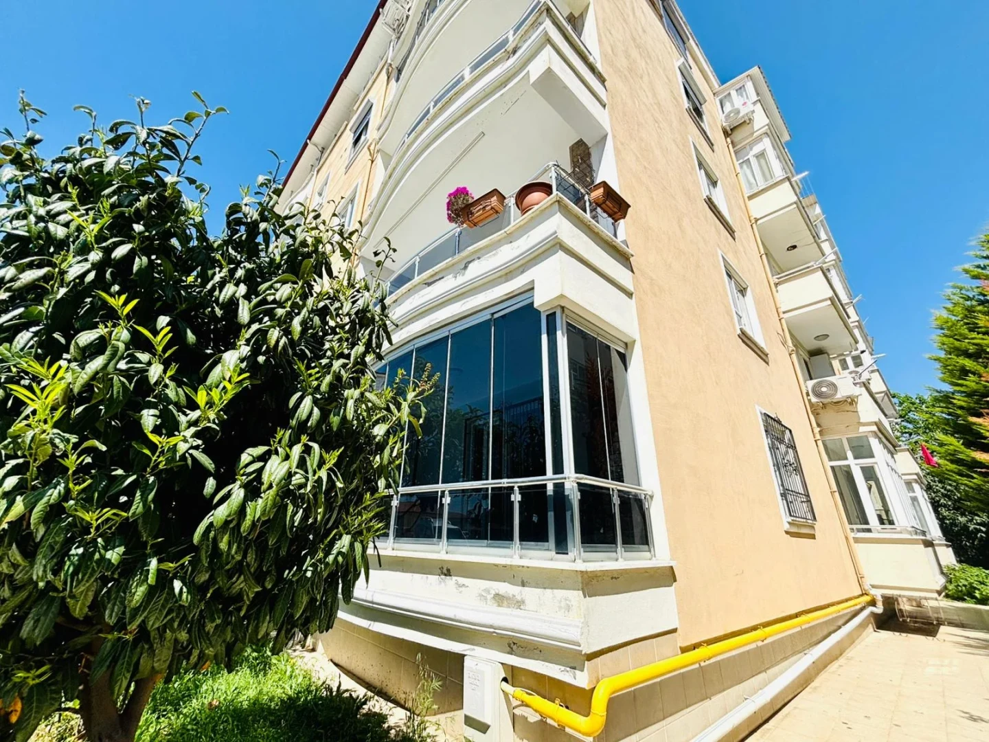 YÜKSELDEN ALTINKUMDA ÖN CEPHE AYRI MUTFAK GENÇ BİNA 2+1 DAİRE