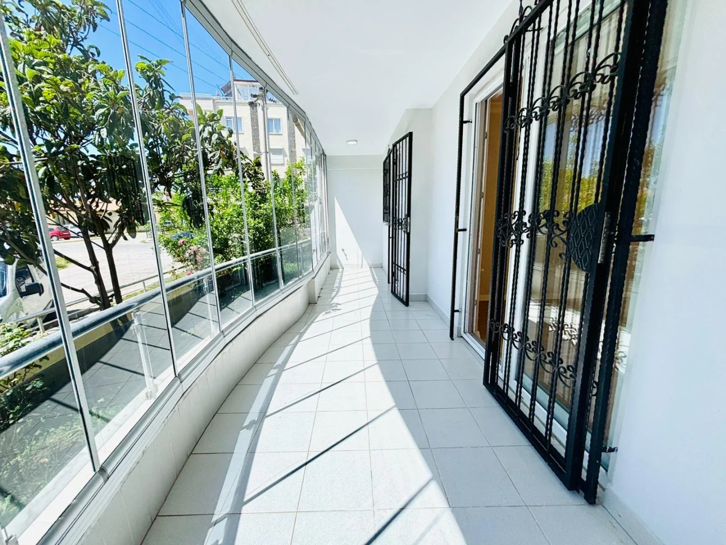 YÜKSELDEN ALTINKUMDA ÖN CEPHE AYRI MUTFAK GENÇ BİNA 2+1 DAİRE