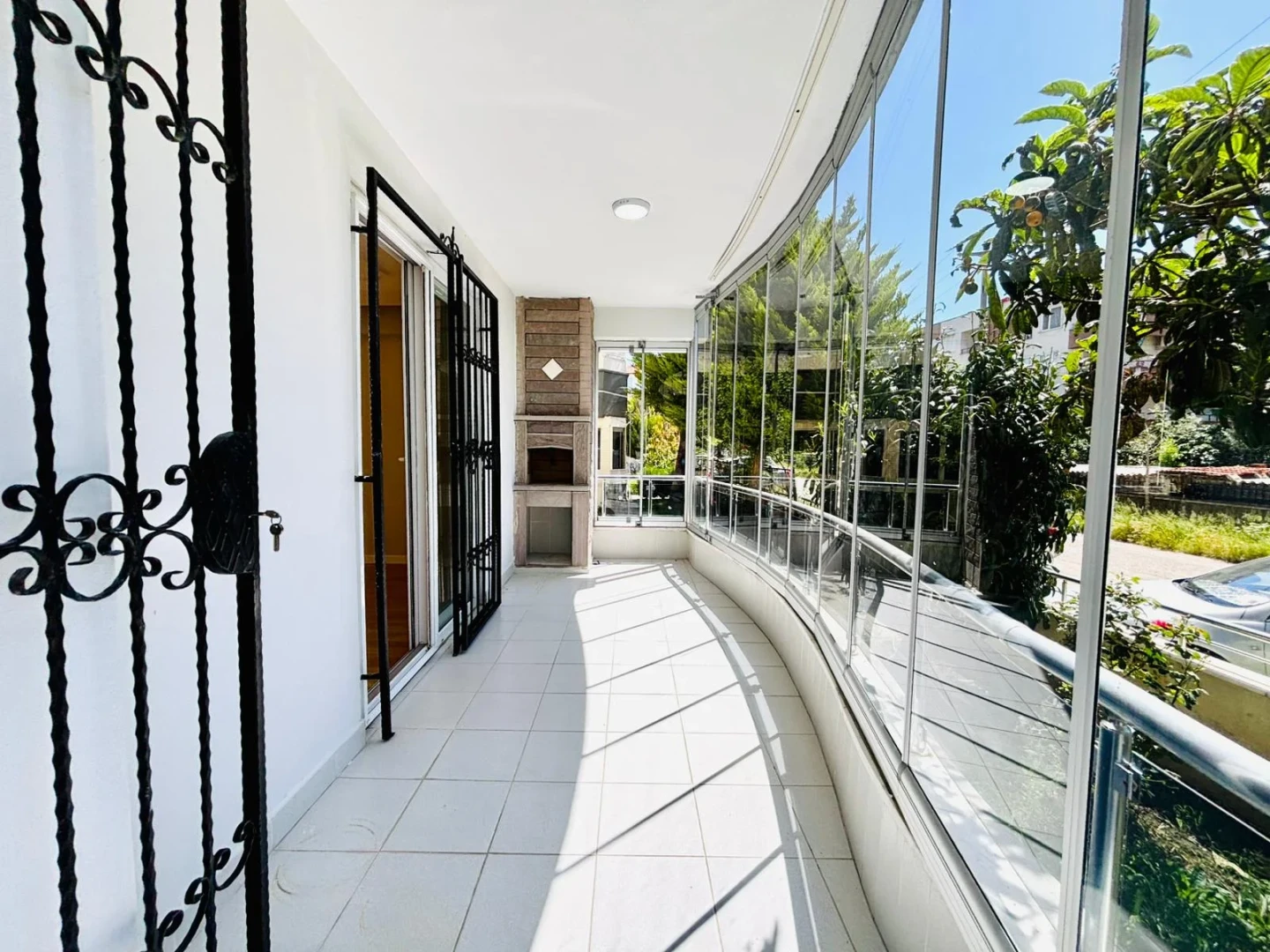 YÜKSELDEN ALTINKUMDA ÖN CEPHE AYRI MUTFAK GENÇ BİNA 2+1 DAİRE
