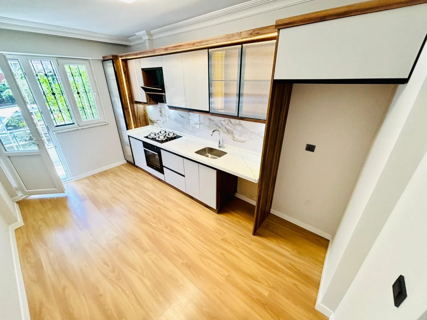 YÜKSELDEN ALTINKUMDA ÖN CEPHE AYRI MUTFAK GENÇ BİNA 2+1 DAİRE