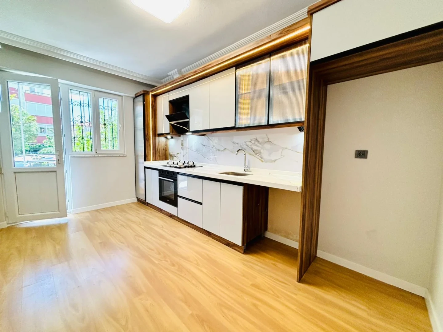 YÜKSELDEN ALTINKUMDA ÖN CEPHE AYRI MUTFAK GENÇ BİNA 2+1 DAİRE