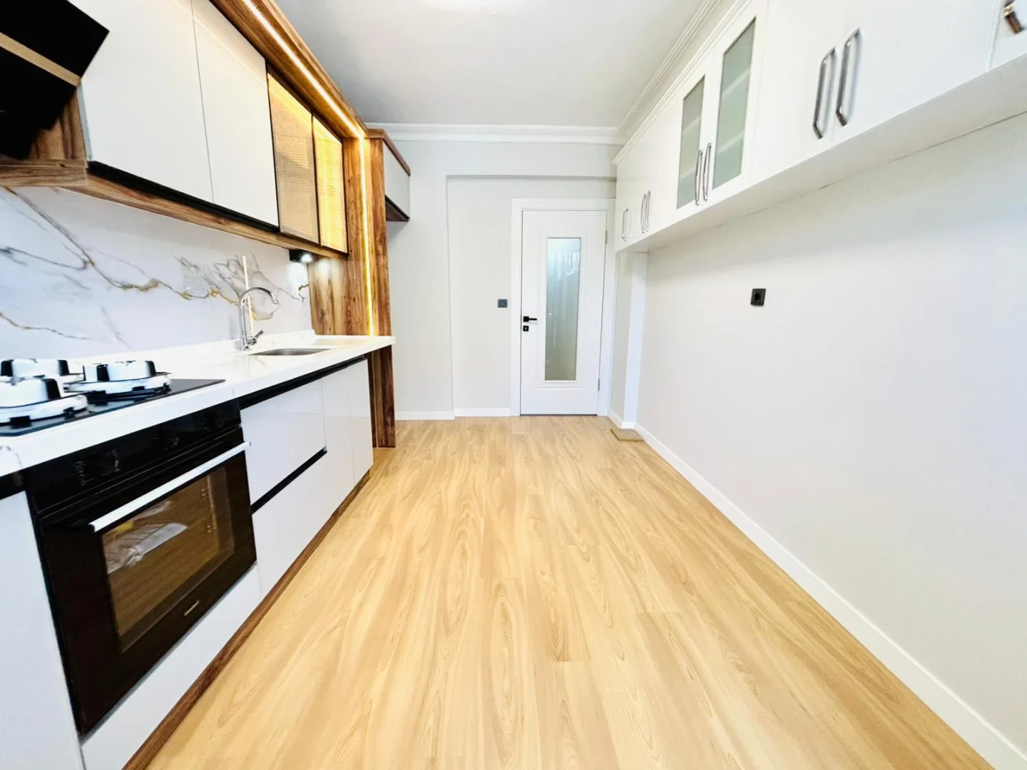 YÜKSELDEN ALTINKUMDA ÖN CEPHE AYRI MUTFAK GENÇ BİNA 2+1 DAİRE