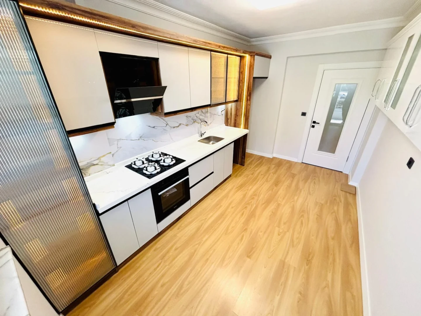 YÜKSELDEN ALTINKUMDA ÖN CEPHE AYRI MUTFAK GENÇ BİNA 2+1 DAİRE