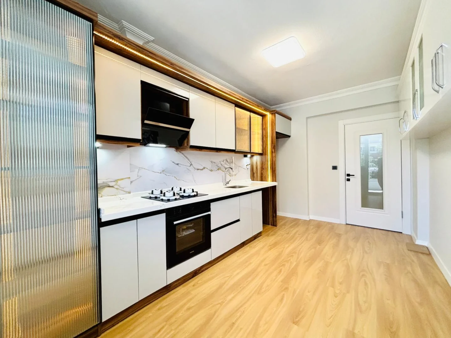 YÜKSELDEN ALTINKUMDA ÖN CEPHE AYRI MUTFAK GENÇ BİNA 2+1 DAİRE