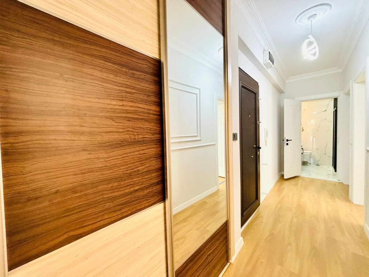 YÜKSELDEN ALTINKUMDA ÖN CEPHE AYRI MUTFAK GENÇ BİNA 2+1 DAİRE