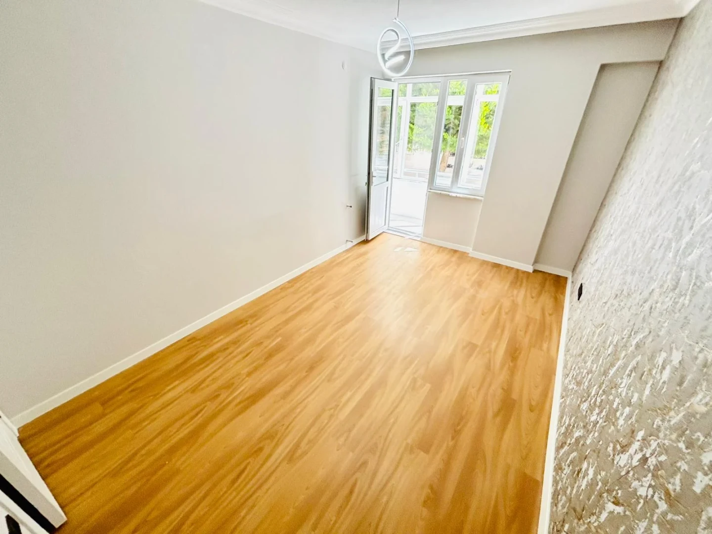YÜKSELDEN ALTINKUMDA ÖN CEPHE AYRI MUTFAK GENÇ BİNA 2+1 DAİRE