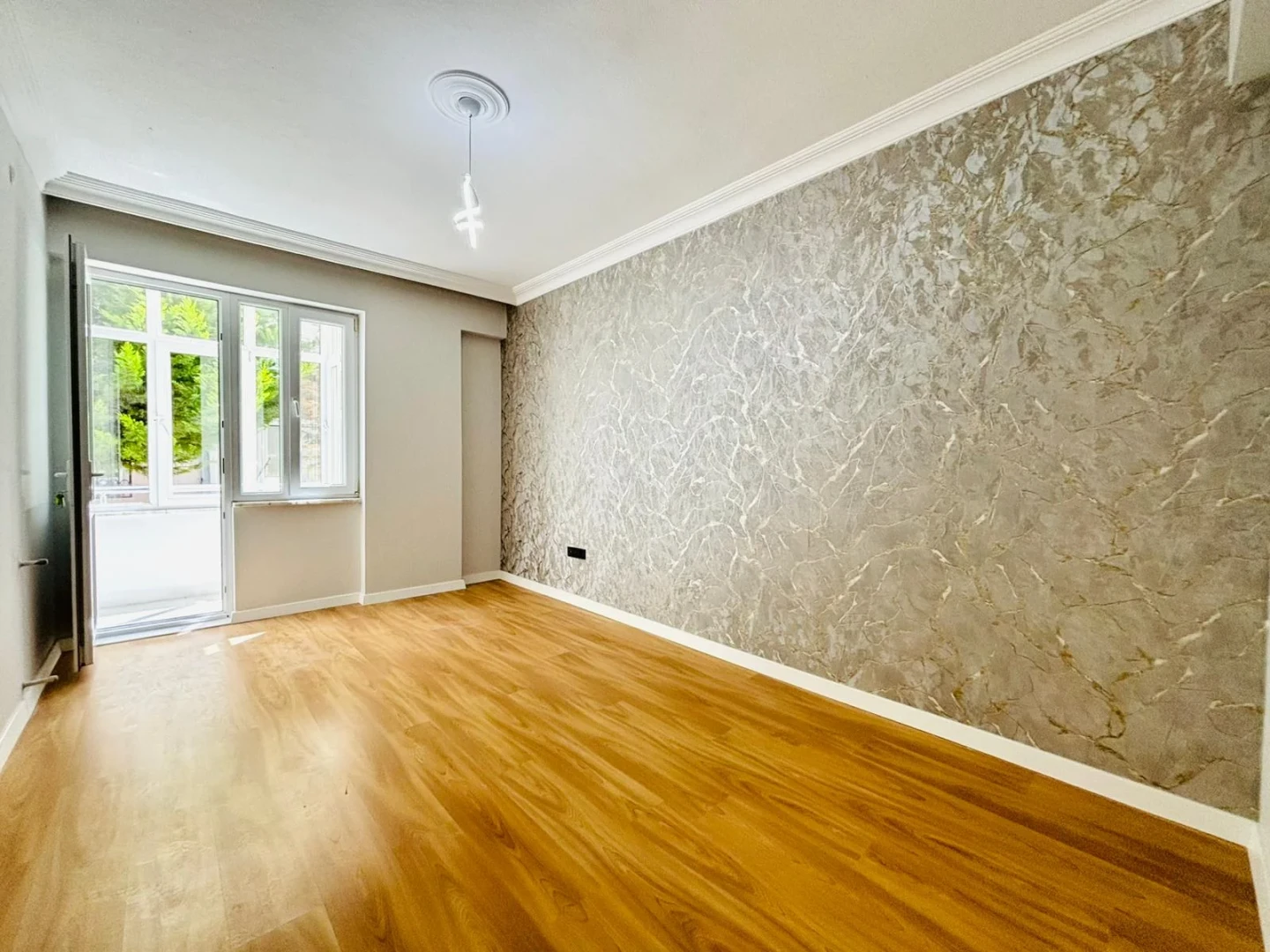 YÜKSELDEN ALTINKUMDA ÖN CEPHE AYRI MUTFAK GENÇ BİNA 2+1 DAİRE
