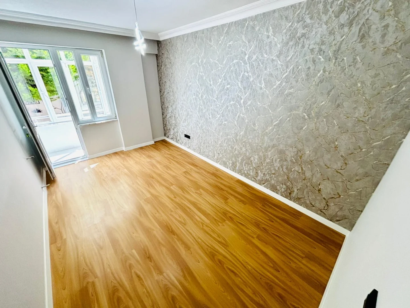 YÜKSELDEN ALTINKUMDA ÖN CEPHE AYRI MUTFAK GENÇ BİNA 2+1 DAİRE