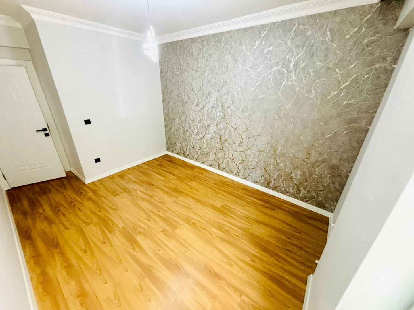 YÜKSELDEN ALTINKUMDA ÖN CEPHE AYRI MUTFAK GENÇ BİNA 2+1 DAİRE