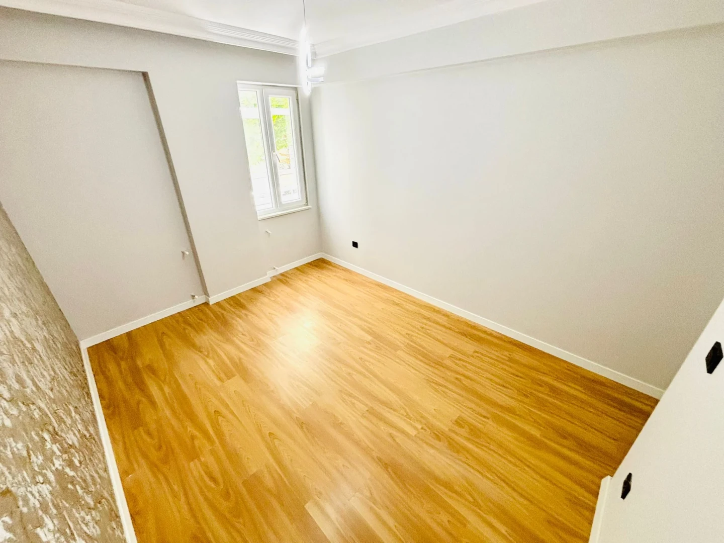 YÜKSELDEN ALTINKUMDA ÖN CEPHE AYRI MUTFAK GENÇ BİNA 2+1 DAİRE