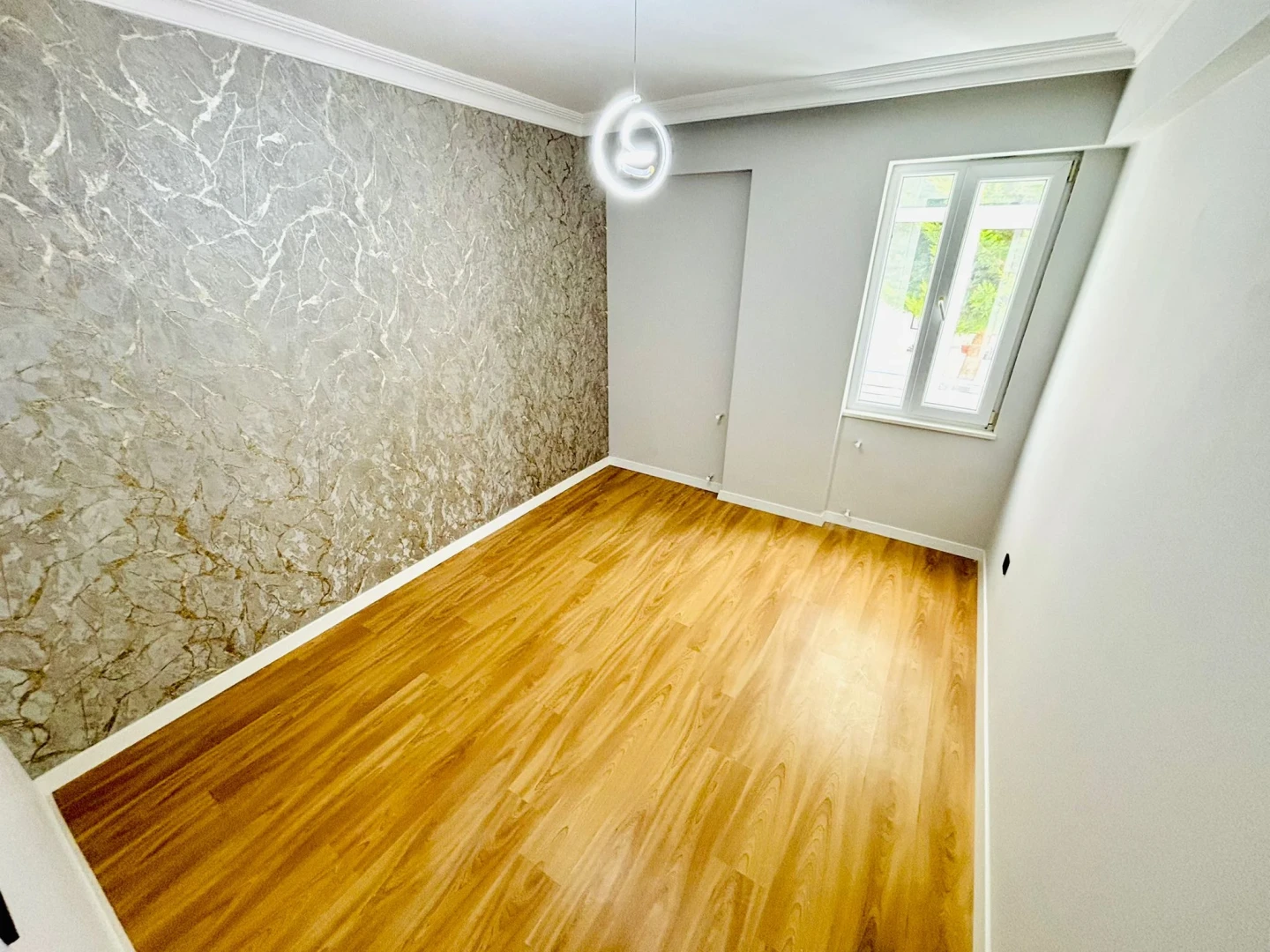 YÜKSELDEN ALTINKUMDA ÖN CEPHE AYRI MUTFAK GENÇ BİNA 2+1 DAİRE
