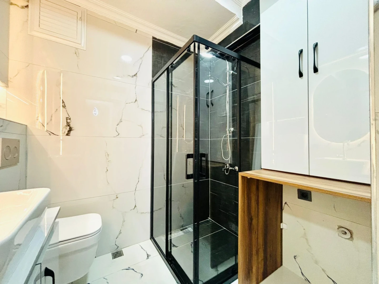 YÜKSELDEN ALTINKUMDA ÖN CEPHE AYRI MUTFAK GENÇ BİNA 2+1 DAİRE