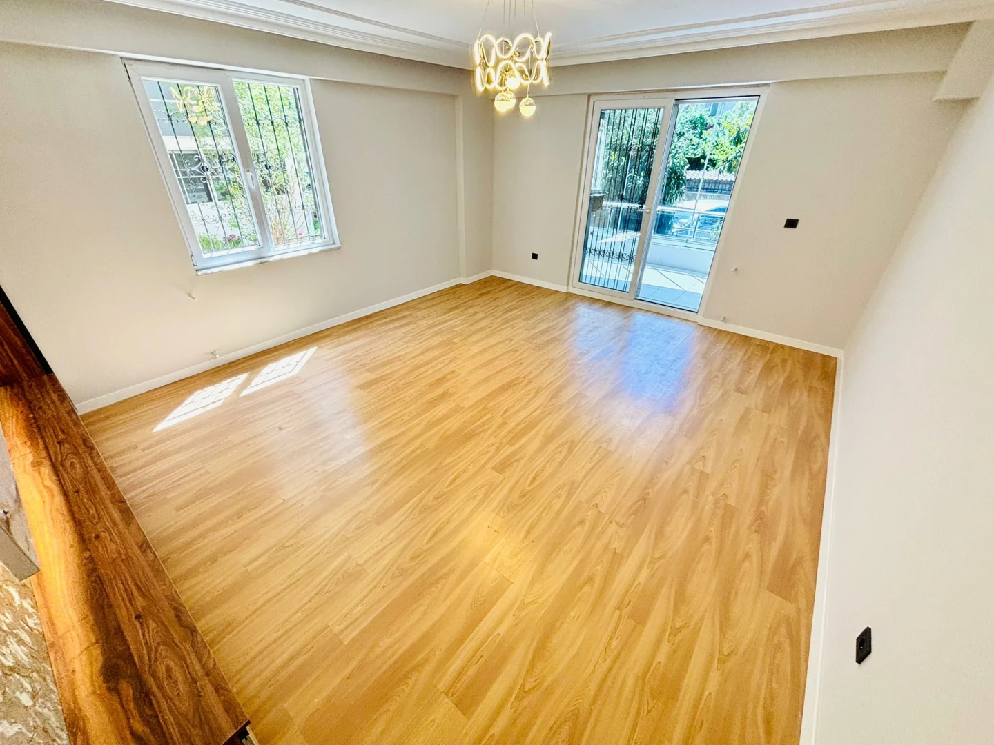 YÜKSELDEN ALTINKUMDA ÖN CEPHE AYRI MUTFAK GENÇ BİNA 2+1 DAİRE
